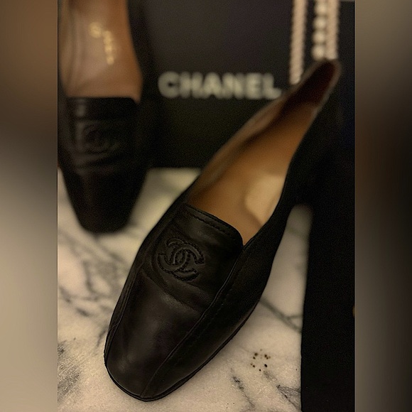 CHANEL BLACK LEATHER LOAFER - Picture 3 of 7